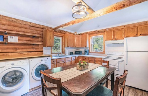 Wisconsin Dells Cabina | Cozy Log Cabin Nestled in the Pines but just Minutes to Everything!