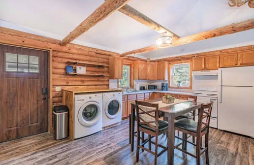 Wisconsin Dells Cabina | Cozy Log Cabin Nestled in the Pines but just Minutes to Everything!