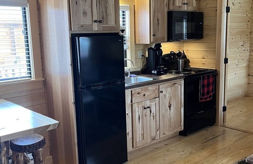 White Cabina | Cozy Log Cabin w/ Loft #13. Minutes from Seven Springs and Hidden Valley!