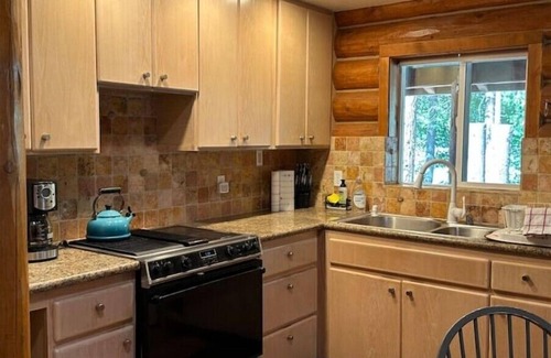 Coffee Creek Cabina | Cozy Log Cabin with private access to the Trinity River!