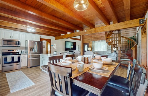 Groveland Casa | Cozy log cabin, waterfront views, firepit, wifi, loft, TV, dog-friendly, A/C
