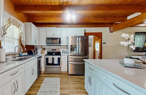 Groveland Casa | Cozy log cabin, waterfront views, firepit, wifi, loft, TV, dog-friendly, A/C