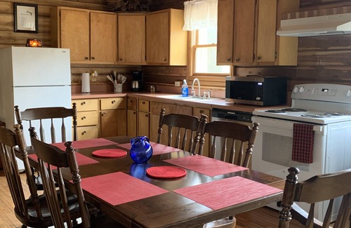 English Cabina | Cozy log cabin with modern amenities and a park view!