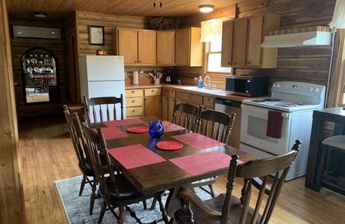 English Cabina | Cozy log cabin with modern amenities and a park view!