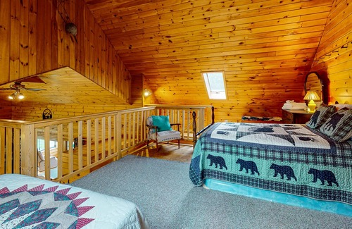 Greenville Casa | Cozy log cabin with lake view, grill, firepit, full kitchen & loft