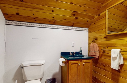Greenville Casa | Cozy log cabin with lake view, grill, firepit, full kitchen & loft