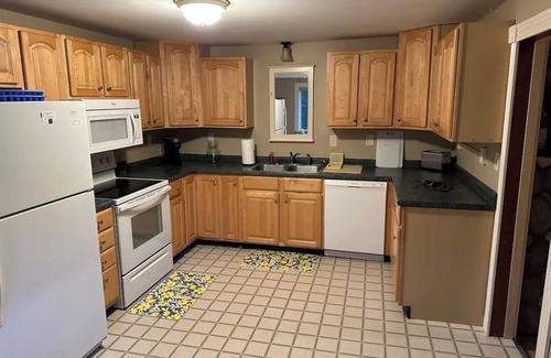 Lucerne-in-Maine Cabina | Cozy Log Home across from Phillips Lake-Four Season Fun