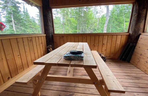 Morin Heights Cabina | Cozy log home on peaceful Lac Belanger, 10 minutes from ski hills