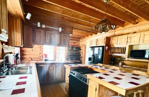 Honor Cabina | Inicio en Hickory-Log home- Cerca de Platte Lakes-Dog ok-Honor