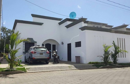Leon Apartamento | cozy lovely white new house 2 minutes to the mall and gas station