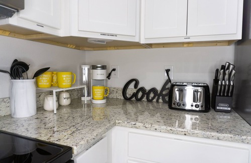 Pine Forest Casa | COZY Lush 3-bedroom Townhouse★Mins to Beach★