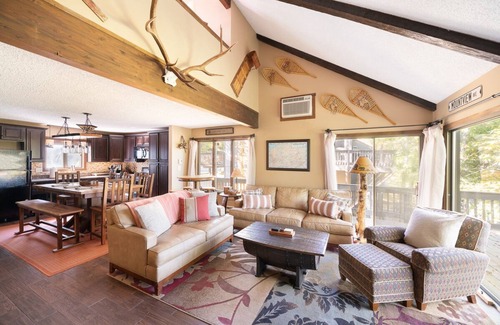 Village at Camelback Casa | Cozy Lux Poconos Mountain Cabin on Camelback Mountain Near Outlets & Waterparks.