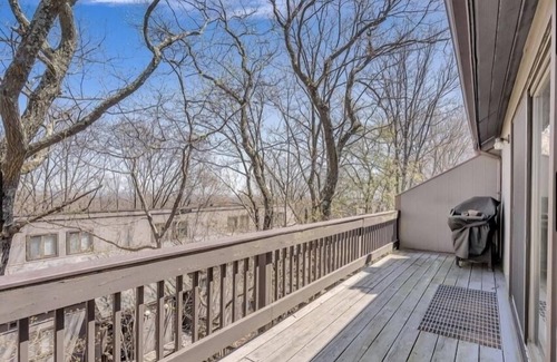 Village at Camelback Casa | Cozy Lux Poconos Mountain Cabin on Camelback Mountain Near Outlets & Waterparks.