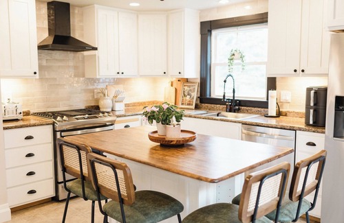 Baraboo Casa | Cozy Luxe Retreat| High-End Design w/outdoor fire pit WI Dells, Cascade MT, Devils Lake