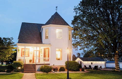 Baraboo Casa | Cozy Luxe Retreat| High-End Design w/outdoor fire pit WI Dells, Cascade MT, Devils Lake