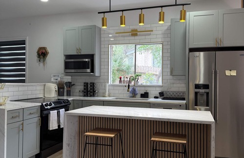 Whispering Oaks Casa | Cozy Luxury Pool + Home Theater + Backyard Oasis