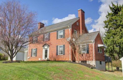 Lynchburg Casa | Cozy Lynchburg Getaway Near Downtown and Colleges with Free Parking