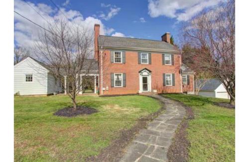 Lynchburg Casa | Cozy Lynchburg Getaway Near Downtown and Colleges with Free Parking
