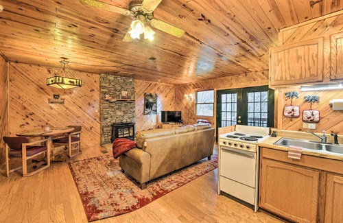Maggie Valley Cabina | Cozy Maggie Valley Cabin w/ Deck & Private Hot Tub