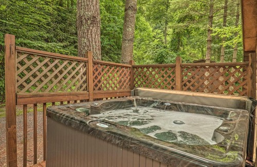 Maggie Valley Casa | Cozy Maggie Valley Cabin with Deck and Private Hot Tub