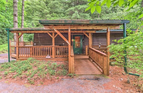 Maggie Valley Casa | Cozy Maggie Valley Cabin with Deck and Private Hot Tub