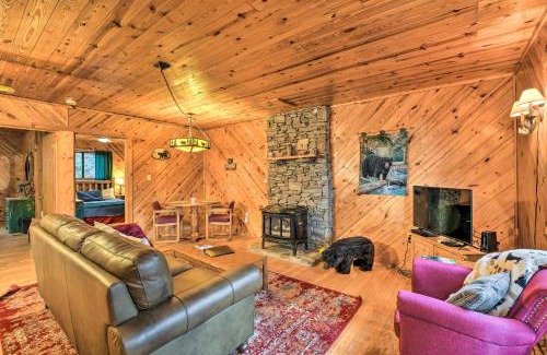 Maggie Valley Casa | Cozy Maggie Valley Cabin with Deck and Private Hot Tub