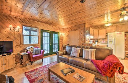 Maggie Valley Casa | Cozy Maggie Valley Cabin with Deck and Private Hot Tub