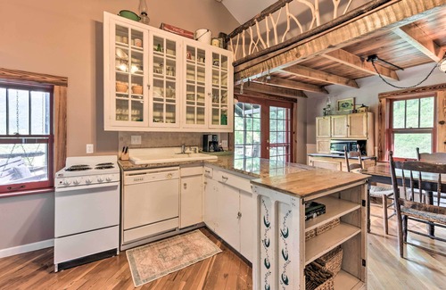 Clyde Apartamento | Cozy ‘Mama Bear’ Cabin w/ Mountain Views!