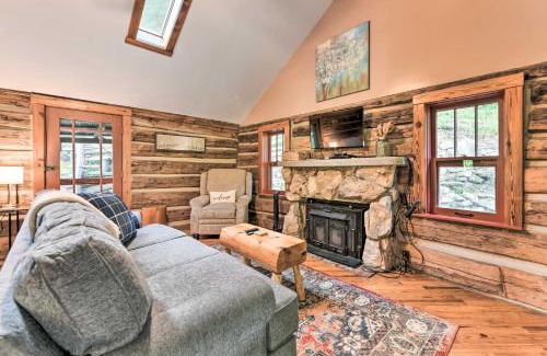 Clyde Apartamento | Cozy Mama Bear Cabin with Mountain Views!