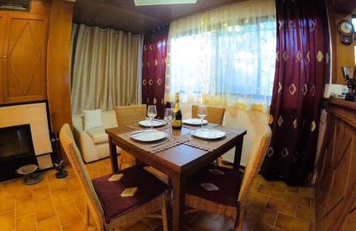 Korithion Apartamento | Cozy Mama Evas Homestay with Pool and Garden for Groups of 4