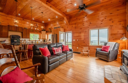 Naples Casa | Cozy Maple Farm Lodge in the Finger Lakes. Close to wine trails & skiing