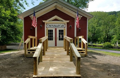 Naples Casa | Cozy Maple Farm Lodge in the Finger Lakes. Close to wine trails & skiing