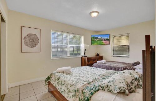 Golden Glades Casa | Cozy Miami 2Bd Bungalow