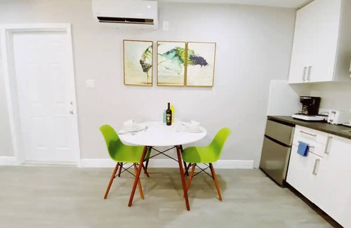 Lauderdale Harbours Apartamento | Cozy Micro-Studio w/ Kitchenette, Pool, & Parking