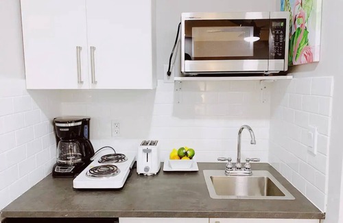 Lauderdale Harbours Apartamento | Cozy Micro-Studio w/ Kitchenette, Pool, & Parking