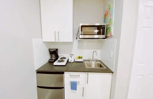 Lauderdale Harbours Apartamento | Cozy Micro-Studio w/ Kitchenette, Pool, & Parking