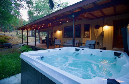 Mariposa Cabaña | Cozy Mid-Century cottage near Sierra National Forest and Yosemite Park.