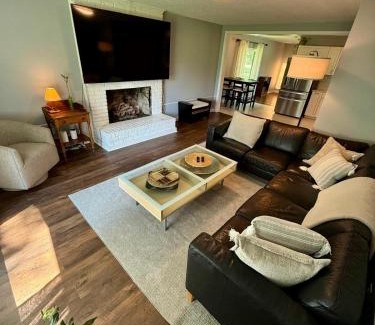 Athens Casa | Cozy Mid Century Home in Athens GA