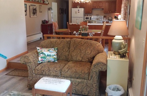 Nelson Casa | Cozy Mid-Century home on the scenic River Road.