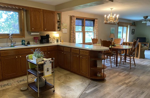 Nelson Casa | Cozy Mid-Century home on the scenic River Road.