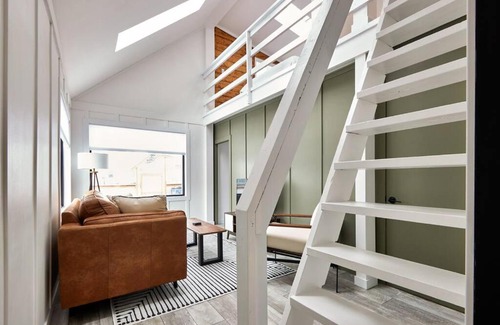 Medicine Hat Casa | Cozy Mid-Century Modern Home