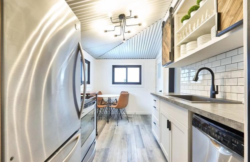 Medicine Hat Casa | Cozy Mid-Century Modern Home