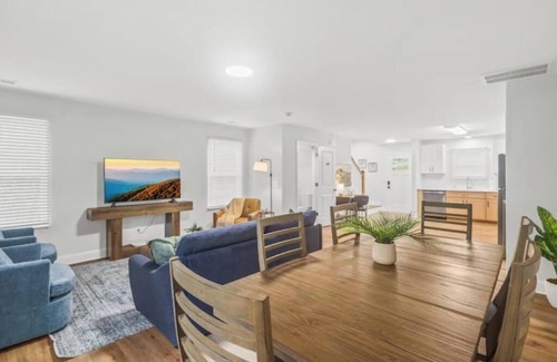 Taylors Casa | Cozy & Modern, 10 Min to Greenville + Private Deck