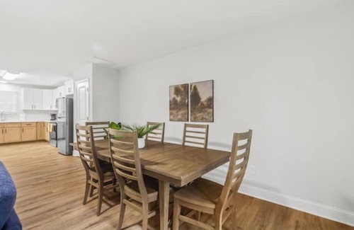 Taylors Casa | Cozy & Modern, 10 Min to Greenville + Private Deck