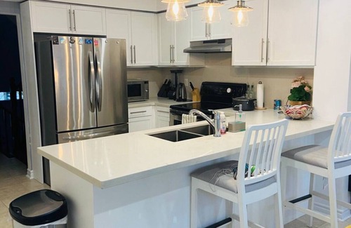 Alderwood Casa | Cozy Modern 2-Bed Townhouse in Toronto