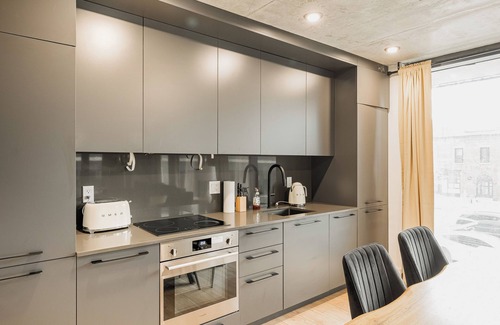 Griffintown Apartamento | Cozy & Modern 2BR Condo w/ Pool & Terrace | Prime Griffintown Location