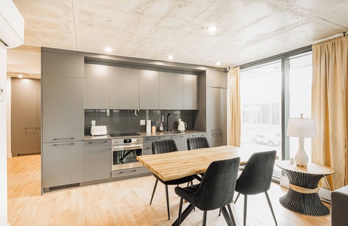 Griffintown Apartamento | Cozy & Modern 2BR Condo w/ Pool & Terrace | Prime Griffintown Location