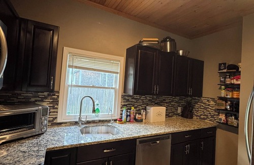 Kingston Casa | Cozy Modern 2BR Near Grays Beach
