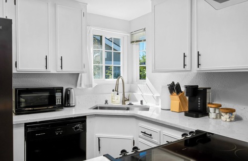 North Valley Casa | Cozy Modern 2BR Oceanside Home for Mid-term Stay