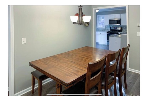Higgins Lake Casa | Cozy modern 4 bedroom, 10 min walk to beach & sunset